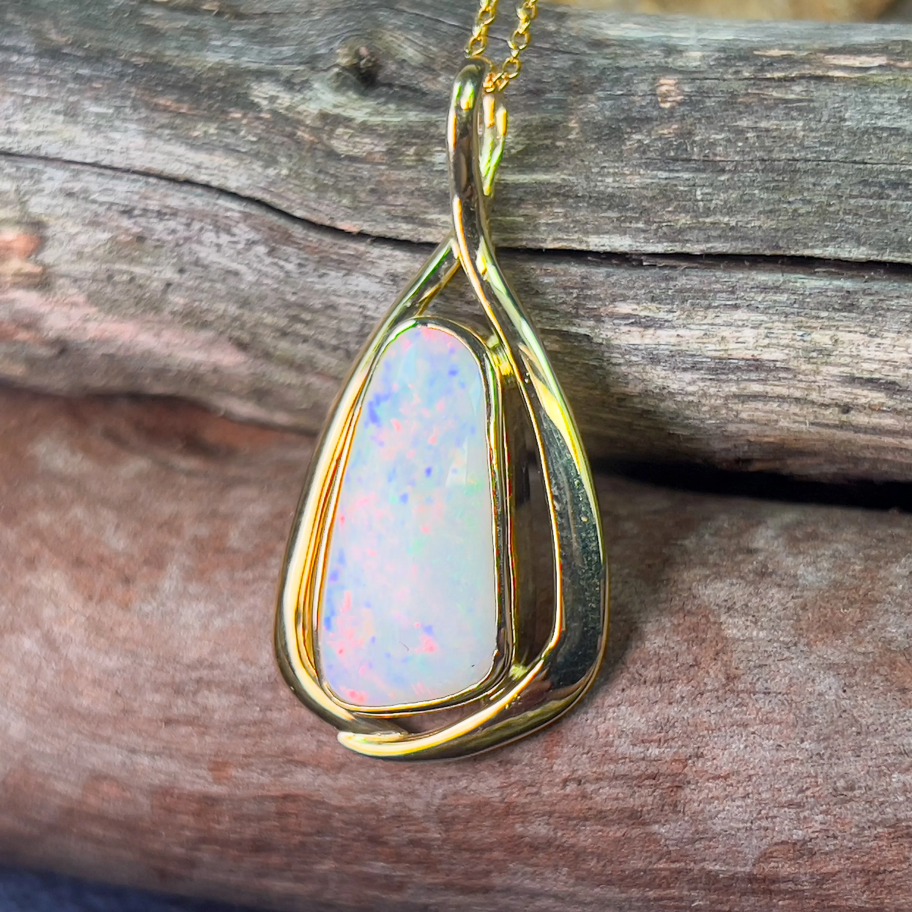 18kt Yellow Gold White Opal 6.21ct pendant